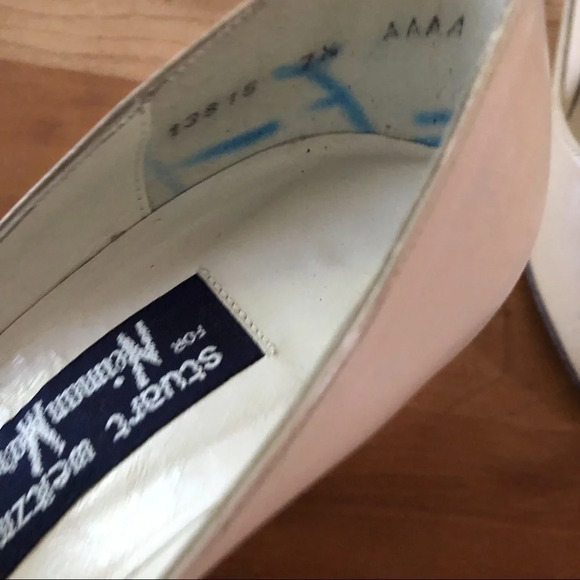 Stuart Weitzman Vintage Cream Bow Peep Toe Heels - Picture 5 of 7